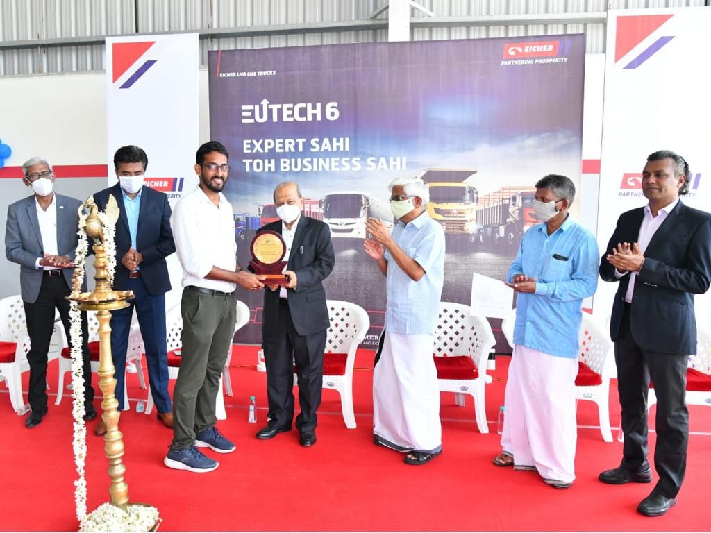 Receiving Honour from Mr Vinod Aggarwal, MD & CEO - VE Commercial Vehicles Ltd